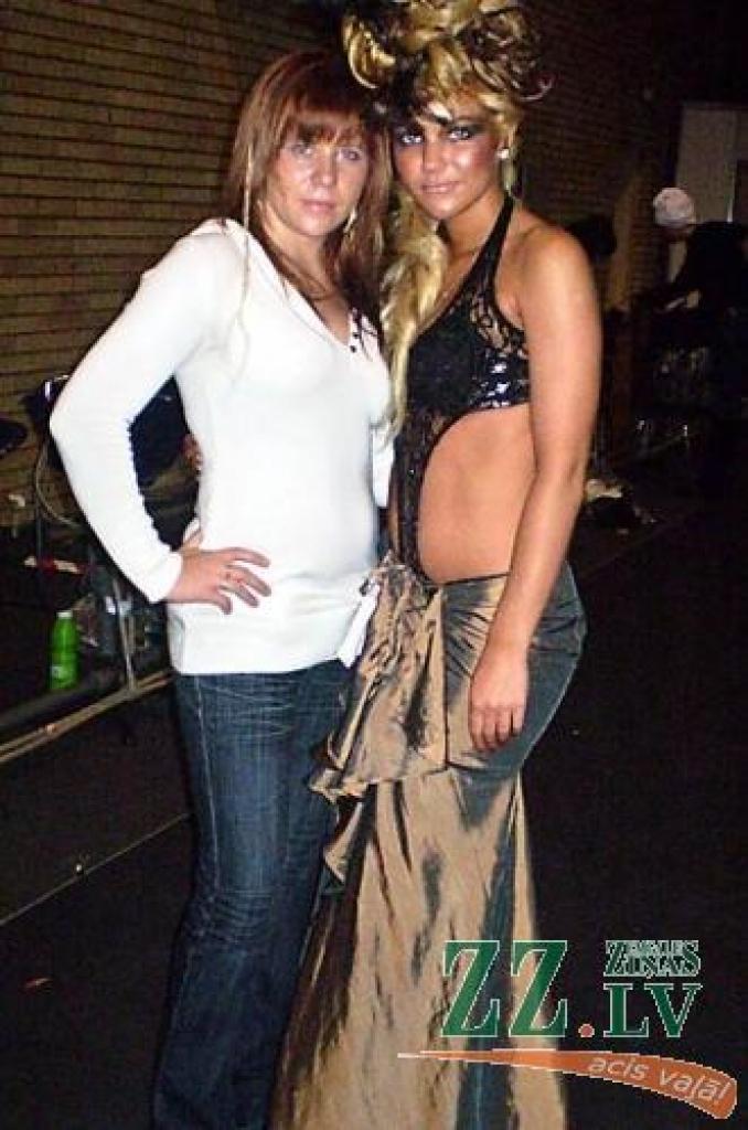 Helēna Levikina ar vienu no savām modelēm.
Autors: No Jelgavas amatu vidusskolas arhīva. 