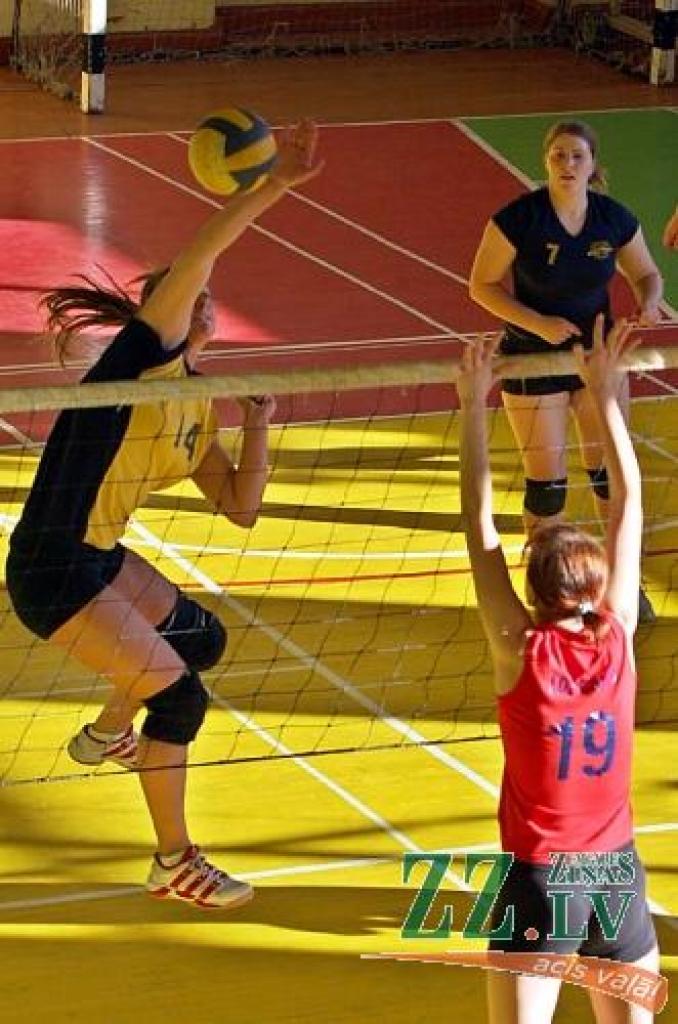 Pirmajā spēlē LLU volejbolistēm pretī stājās pērnā gada LTSA spēļu čempiones «LDz Cargo». Savu līdzjutēju atbalstītas, mājinieces pret daugavpilietēm turējās godam, tomēr galu galā nācās atzīt viešņu pārākumu. Ar 14.numuru LLU komandā - Santa Emsiņa, Lauku inženieru fakultātes 1.kursa studente.
Autors: Krišjānis Grantiņš.