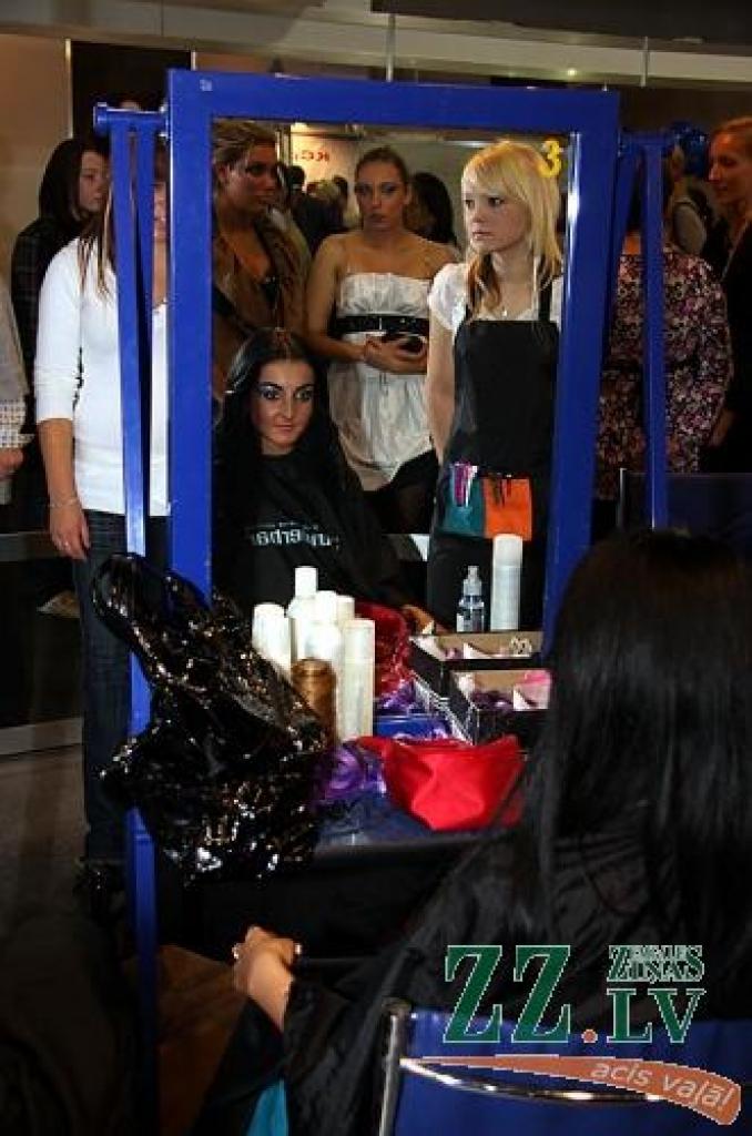 Konkursa sākumu kategorijā «fantāzijas frizūra» gaida Jelgavas Amatu vidusskolas audzēkne Rasma Alekse (pa labi).
Autors: Krišjānis Grantiņš.