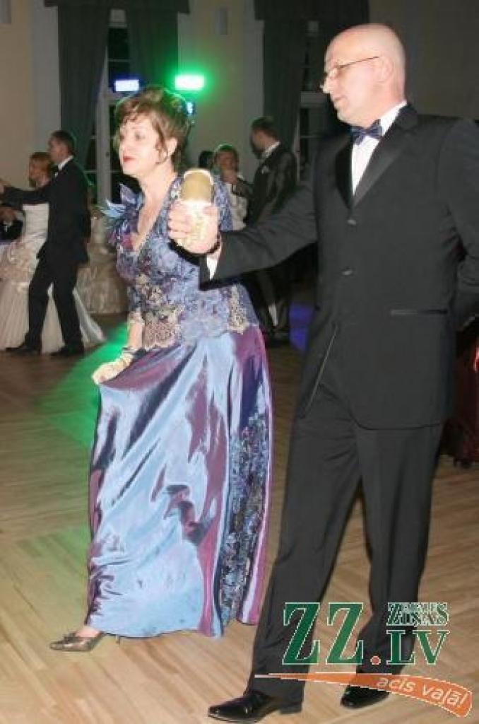 Sestdienas vakarpusē Jelgavas pilī III Renessances Labdarības balle iesākās ar polonēzi.
Autors: Inga Karlinska.