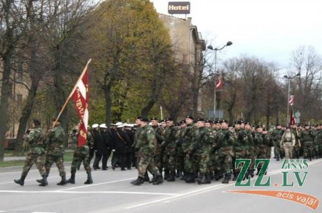 Parādes mēģinājumā soļo Jelgavā izvietotā Zemessardzes 52.kājnieku bataljona zemessargi. 
Autors: Inga Karlinska.