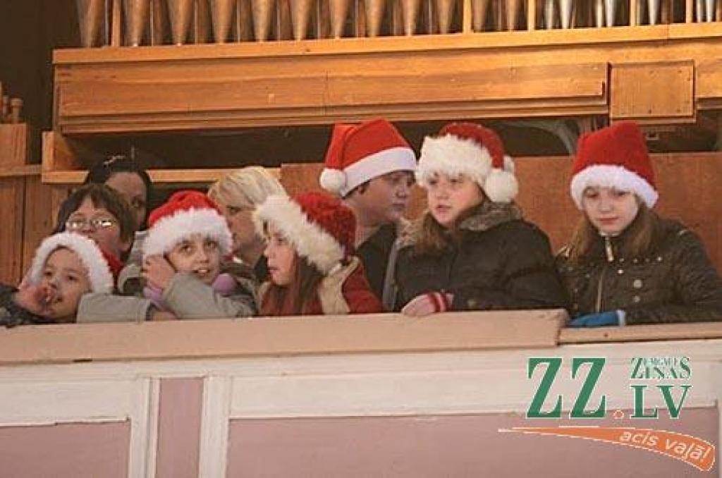 Ziemassvētkos Svētās Annas katedrālē ar koncertprogrammu «Ziemas vakarā, ejot pie Tevis», kurā tika izpildītas latviešu autoru Aigara Voitišķa, Ingus Ulmaņa, Mārtiņa Brauna un citu Ziemassvētku dziesmas, uzstājās Ingus Ulmanis, Igo, Paula...