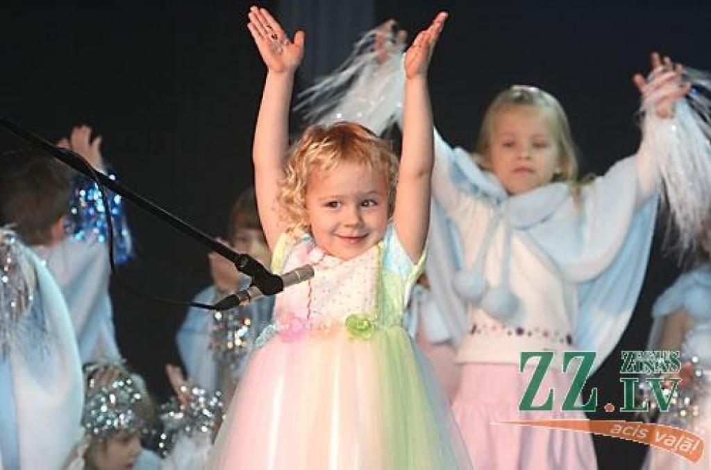 Svētdien Jelgavas kultūras namā skatītājus ar daudzveidīgiem un krāsainiem priekšnesumiem priecēja BJC «Junda» dažāda vecuma dziedošo un spēlējošo kolektīvu dalībnieku sagatavotais Ziemassvētku koncerts «Eņģeļa pieskāriens».