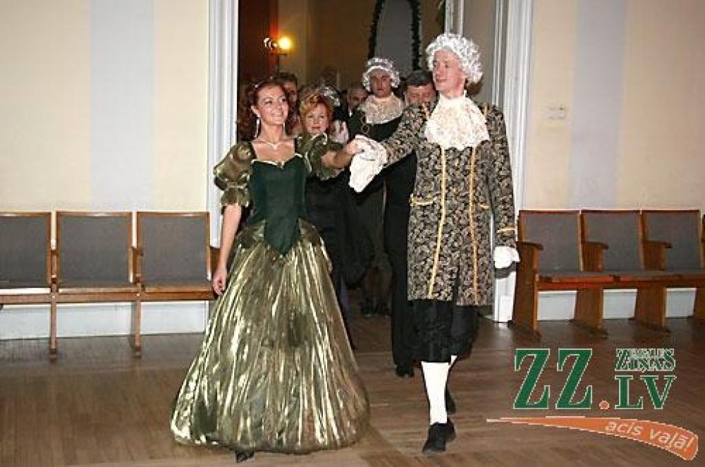 Sestdienas vakarā Jelgavas pilī ar polonēzi tika atklāta tradicionālā Ziemassvētku balle. Dejas notika kopā ar Jelgavas Bigbendu Raita Ašmaņa vadībā un «Lauku muzikantiem», viesus ar savu dziedājumu izklaidēja Sergejs Jēgers, muzicēja...