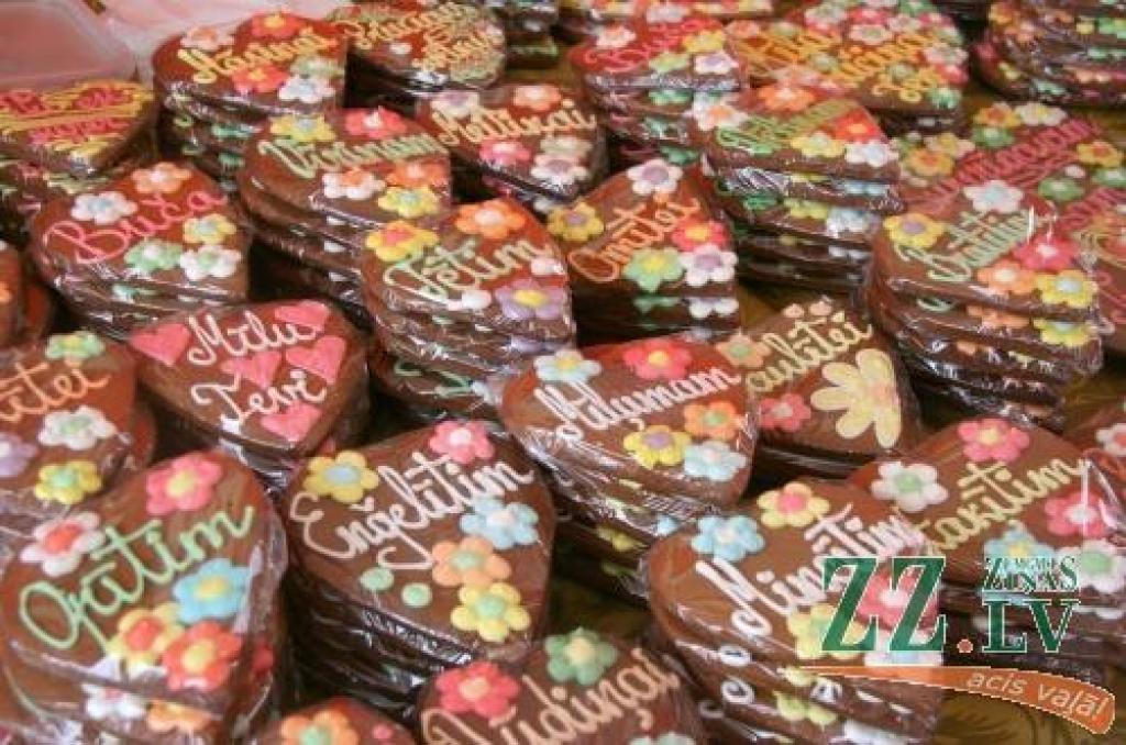 Sestdienas rītā Jelgavā, Hercoga Jēkaba laukumā tika atklāts tradicionālais Ziemassvētku tirdziņš, kurā ikviens varēja iegādāties svētku eglītes, piparkūkas, garšvielas, siltas adītās zeķes un citas noderīgas lietas. Sanākušos izklaidēja...