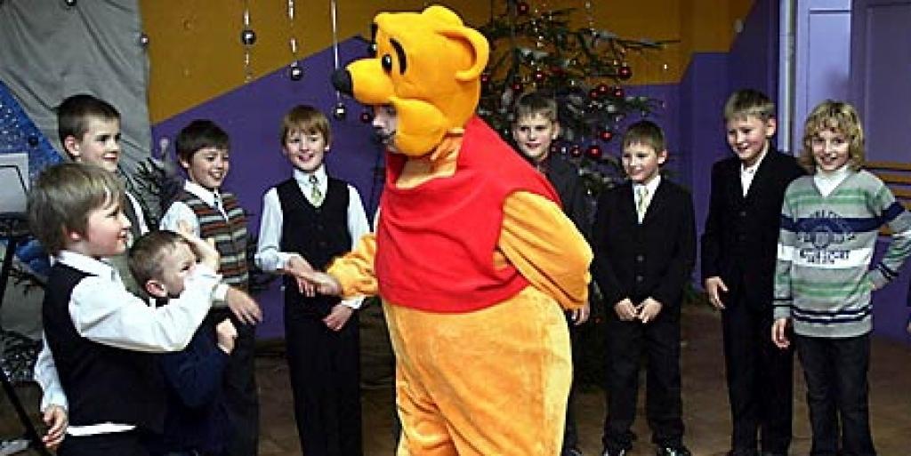 Otrdienas vakarā Ziemassvētku eglīšu laiku atklāja Jelgavas 4.vidusskolas paši mazākie audzēkņi, kuri tuvojošos svētkus svinēja kopā ar Vinniju Pūku, Sivēnu un citiem labi pazīstamās Alana Aleksandra Milna grāmatas varoņiem.