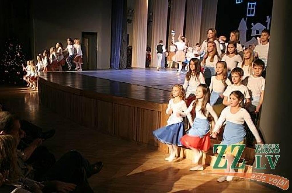 Sestdien Jelgavas kultūras namā divos koncertos skatītājiem pirmo reizi tika piedāvāts projekts - uzvedums «Veiksmes rauši». Tas ir stāsts par cilvēka dzīves veiksmes recepti - kā to radīt, kā nosargāt un kā tajā dalīties ar līdzcilvēkiem....