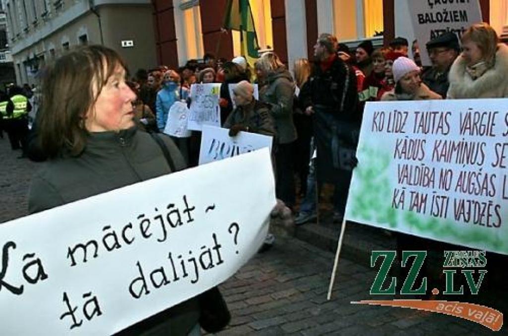 Ceturtdienas rītā vairāk nekā 1000 piketētāju pie Saeimas pauda savu noraidošo attieksmi pret gaidāmo reģionālo reformu. Viņu vidū bija arī Jelgavas rajona pārstāvji.
