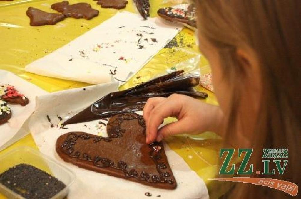 Gatavojoties Ziemassvētkiem, sestdien bērni «VIVO centra» radošajā darbnīcā savām rokām izrotāja piparkūkas, kuras viņi gatavoja saviem skolotājiem un tuviniekiem.