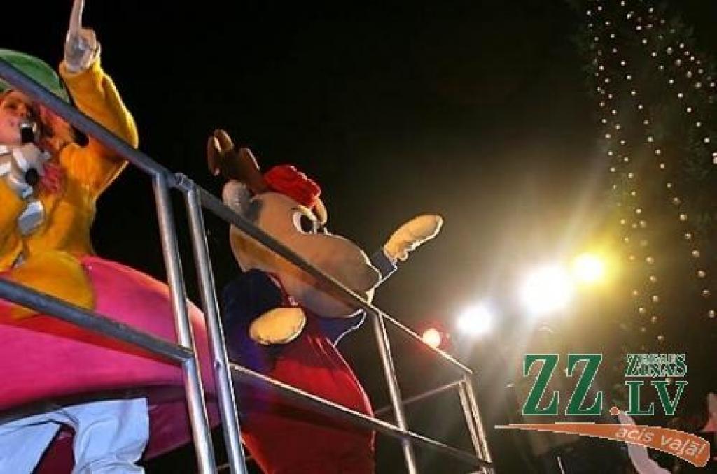 Ceturtdienas vakarā Jelgavā, Hercoga Jēkaba laukumā tika iedegta Lielā svētku egle.