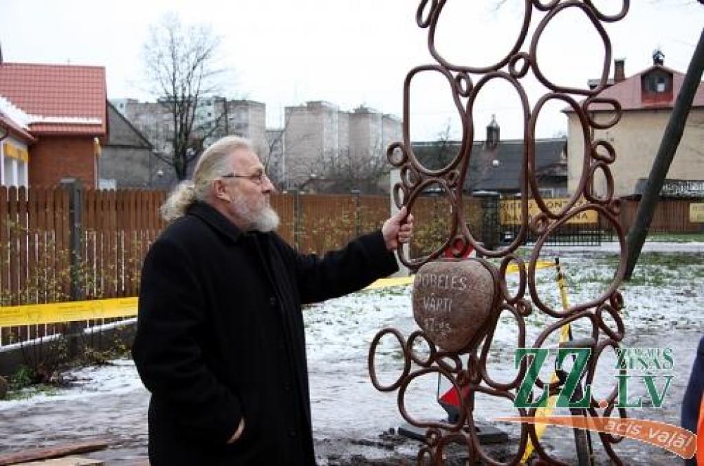 Vai jaunie vārti vēju izturēs? - Novērtē pilsētas galvenais mākslinieks Georgs Svikulis.
Autors: Krišjānis Grantiņš.