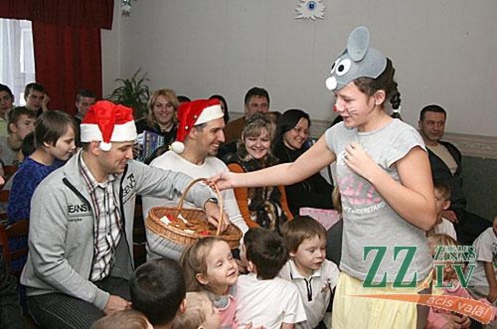 Ziemassvētku pasākums Jelgavas Bērnu sociālās aprūpes centrā, kurā piedalījās arī draugi un atbalstītāji no apvienības «Motozona».
Autors: Maira Dudareva.