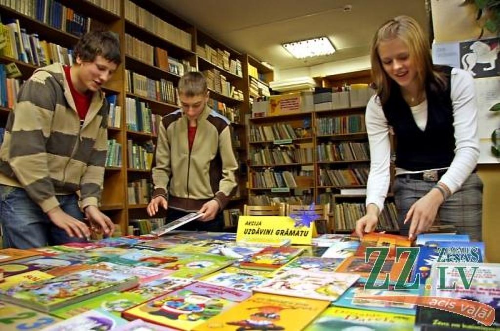 Jelgavas 4.vidusskolas audzēkņi atnesuši 70 labas grāmatas, ko piektdien nogādās Jelgavas bērnu sociālās aprūpes centram.
Autors: Krišjānis Grantiņš.