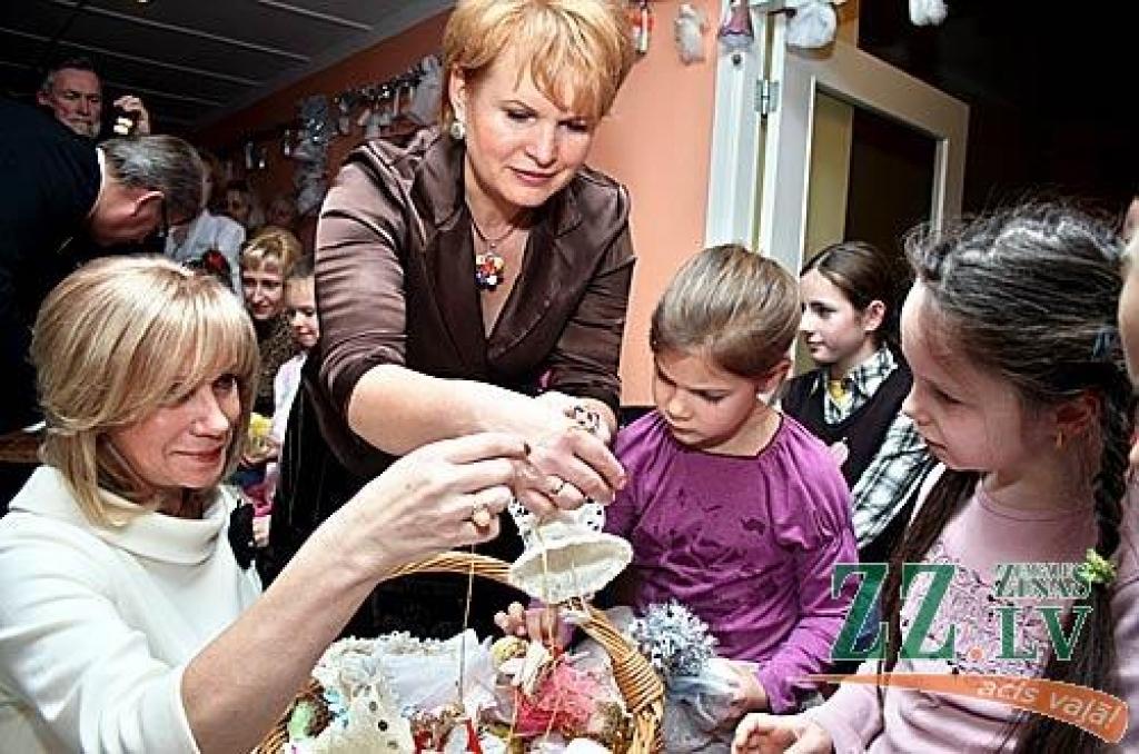 Eņģelīšus mazajiem Jelgavas slimnīcas pacientiem dāvina Valsts prezidenta kundze Lilita Zatlere un akcijas «Pils eņģeļi» organizētāja Dina Kurzemniece.
Autors: Agris Samcovs.