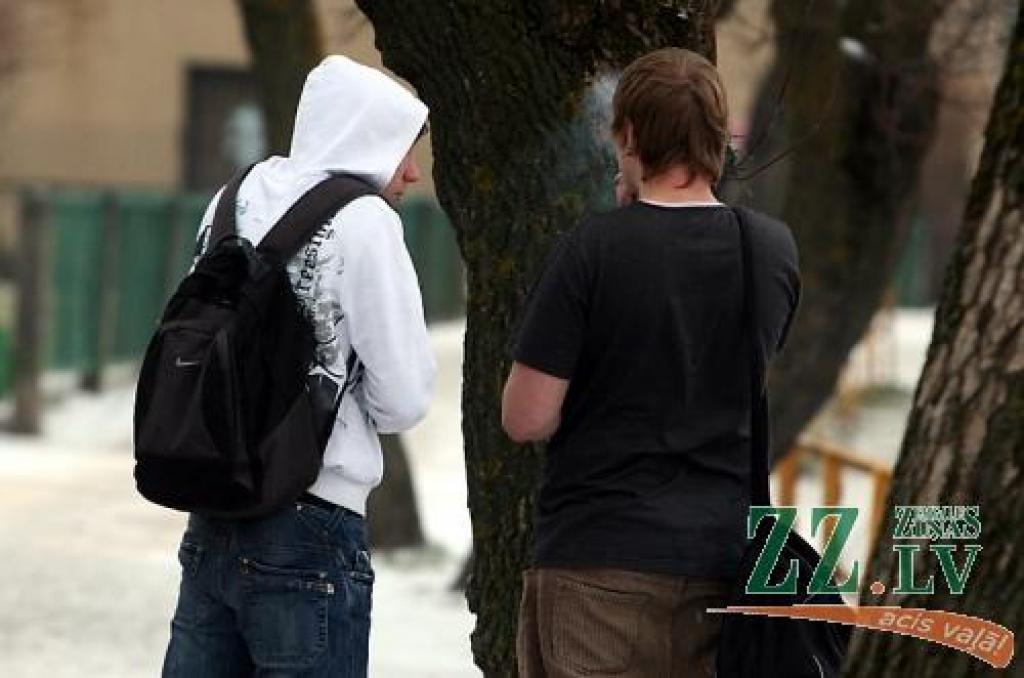 Nepieciešamība pēc cigaretes ir tik liela, ka uzpīpēt šajā gada laikā var arī ar īsroku krekliņu mugurā...
Autors: Agris Samcovs.