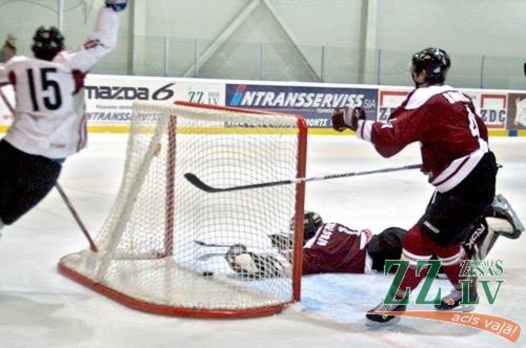 Latvijas valstsvienības pārbaudes spēle Ozolniekos pret U-20 hokeja izlasi.
Autors: Agris Samcovs.