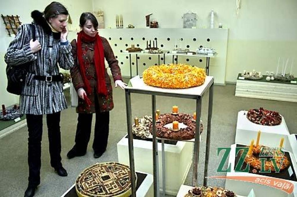 Ziemas saulgriežu izstādē Tehniskajā fakultātē ar saviem darbiem – adventes vainagiem, dāvanu iesaiņojumiem, telpu dekoriem – svētku noskaņu radījuši floristikas studenti. Pārtikas tehnoloģijas fakultātes 2.kursa studentes Jekaterina un Kristīne atzīst, ka viņām vislabāk tīk netradicionālie un izteiksmīgie darbi, piemēram, zilais spalvu vainags, kas ir gaisīgs – kā nolaidies eņģelis.
Autors: Agris Samcovs. 
