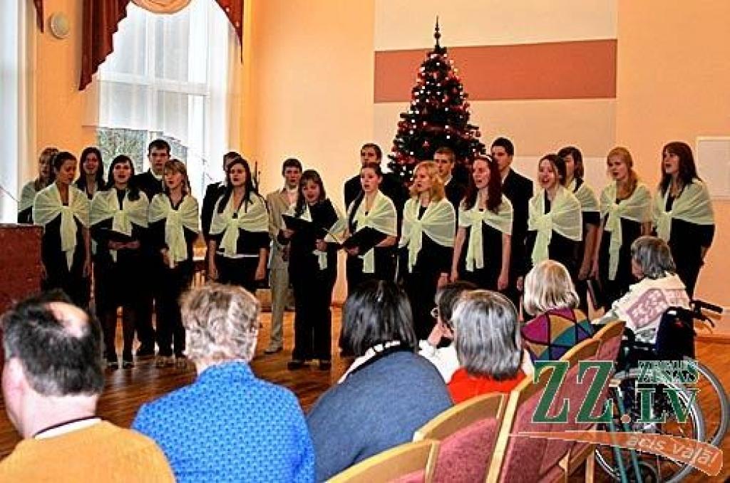 Uzstājas Ozolnieku vidusskolas 5. - 9.klašu koris.
Autors: Linda Lindenbauma.