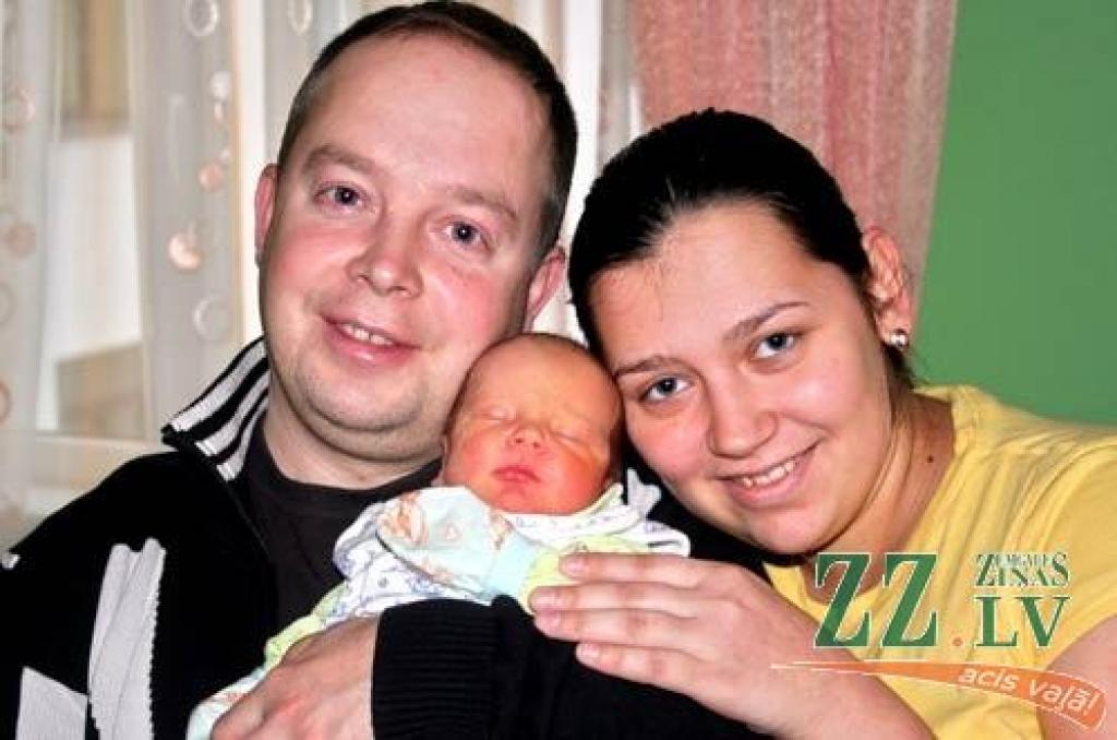 Tatjana un Aleksejs Bondarenko ar dēliņu Iļju.
Autors: Agris Samcovs.