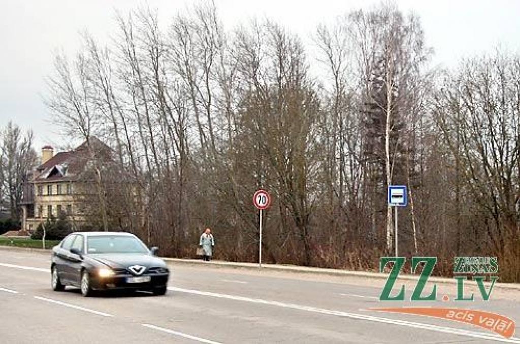 Lielākā daļa pasažieru, kas autobusā iekāpj pieturvietā Atmodas ielā iepretim Asteru ielai, dzīvojot ielas kreisajā pusē daudzdzīvokļu mājās. Tādējādi ik rītu viņiem jāšķērso plata, neizgaismota un ar ceļa zīmēm neaprīkota iela ar intensīvu satiksmi. 
Autors: Agris Samcovs. 