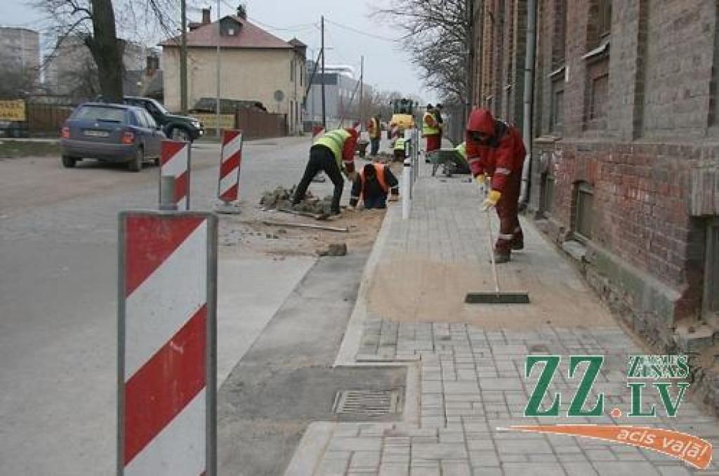 Ja laika apstākļi nepievils, jau tuvākajās dienās Dobeles ielā būs par vienu sakārtotu posmu vairāk. 
Autors: Inga Karlinska.