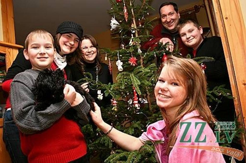 Brigsu ģimene mājās pie eglītes.
Autors: Agris Samcovs. 