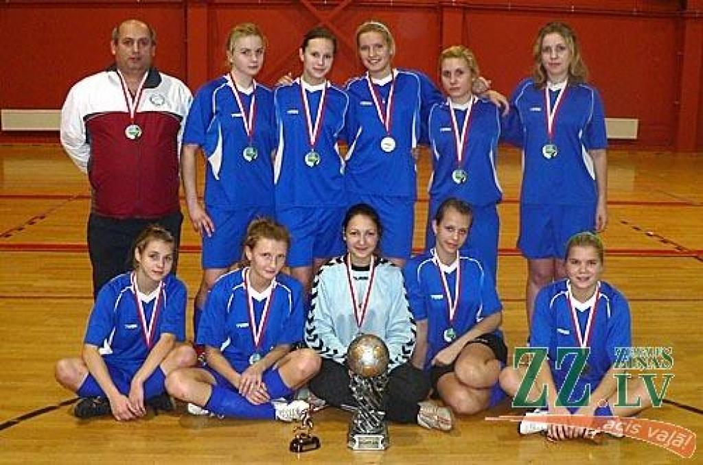 Pirmajā rindā no kreisās: Sofijas Seredina, Kristīne Kazakeviča, Natālija Vihrova, Ludmila Timošenko, Olga Ivanova, otrajā rindā – treneris Tengizs Papaskiri, Anna Katrīna Markule, Marija Fanarjova, Tatjana Pešudova, Zane Dalgā, Kristīne Čebukina.
Autors: No JRSC arhīva.