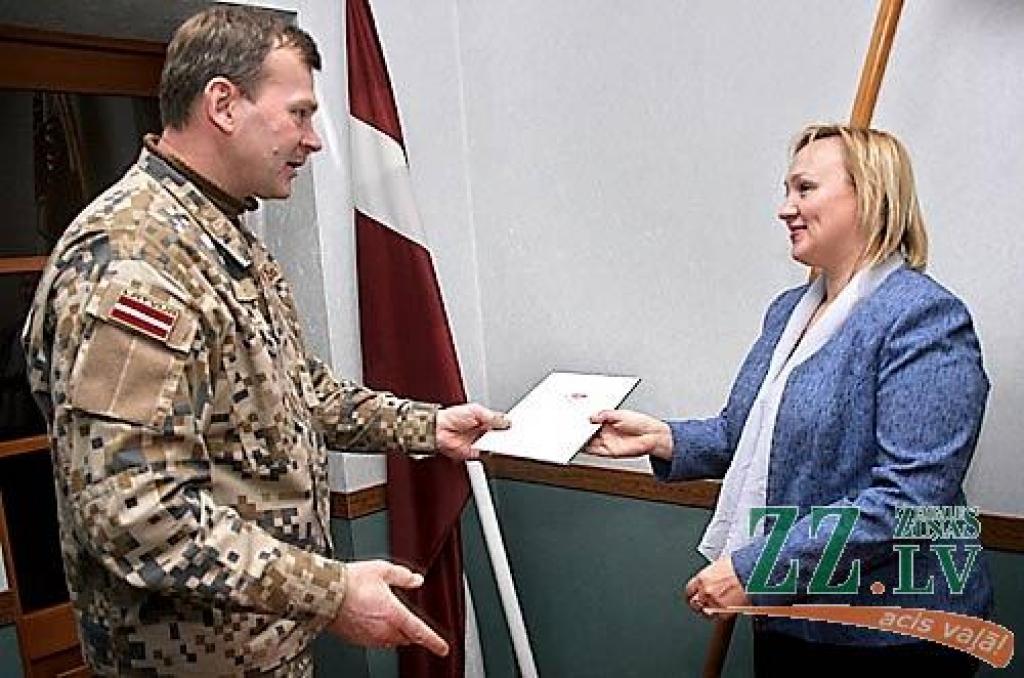 Līvbērzes pagasta vadītāja Ilze Vītola ir priecīgi pārsteigta, ka Jelgavas bataljona komandieris Otto Rancāns viņu uzaicinājis saņemt militāru apbalvojumu.
Autors: Agris Samcovs.