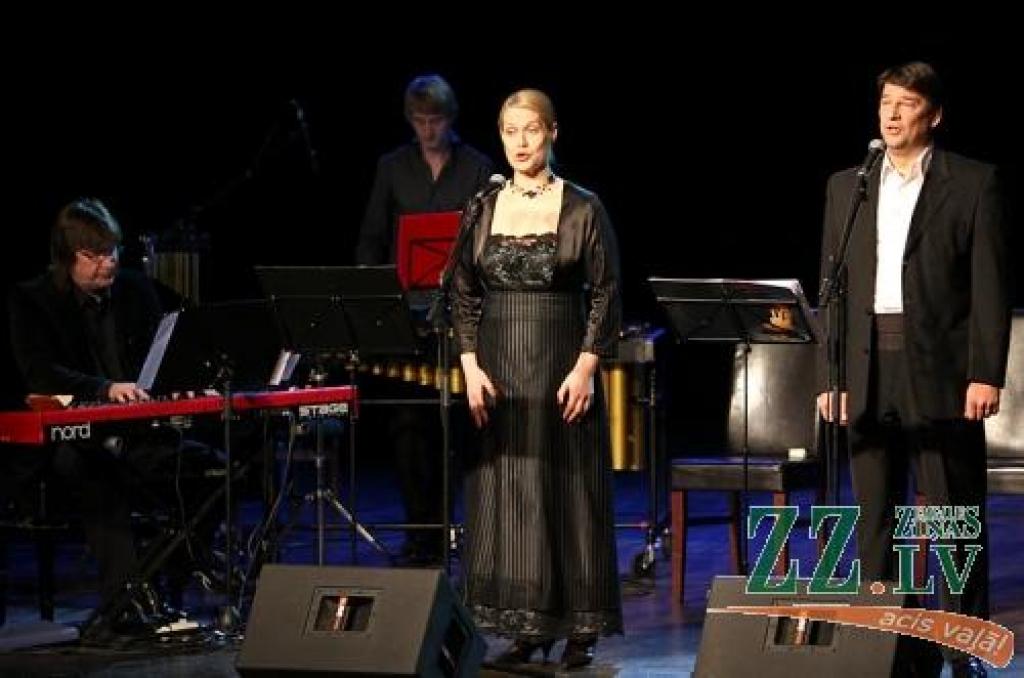 Priekšplānā - Kristīne Zadovska un Ingus Pētersons, pie taustiņiem - koncertprogrammas autors.
Autors: Krišjānis Grantiņš.