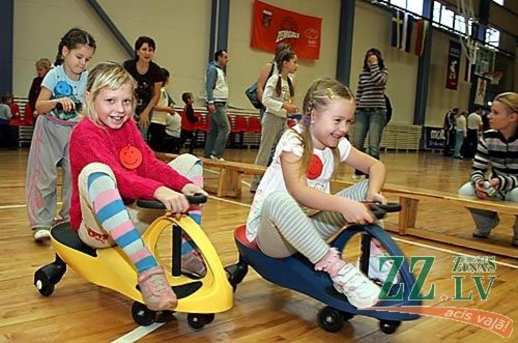 Bērni un viņu vecāki piedalās sporta svētkos «Heijā, heijā, pulkā nāc!».
Autors: Agris Samcovs. 