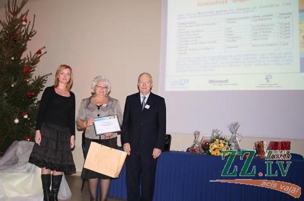 «Mēs parādām to, kas mūs vieno, – mīlestību,» savā pieteikumā raksta Miķelsonu ģimene no Jelgavas. Tās pārstāve Līga saņēma balvu no Latvijas Informācijas un komunikācijas tehnoloģijas asociācijas prezidenta Imanta Freiberga. Pa kreisi - «Microsoft Latvia» pārstāve. 
Autors: Inga Karlinska.