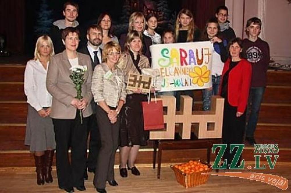 Konkursa «Meklē un atrodi datu bāzē letonika.lv!» Dienvidu reģiona uzvarētāji un konkursa rīkotāji pie aktīvākās – Svētes pagasta Jēkabnieku bibliotēkas balvas – «Trešā tēva dēla» grāmatu plaukta. 
Autors: Māris Celmiņš.