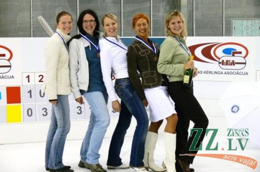 (No kreisās): Ieva Krusta, Zanda Bikše, Dace Munča, Una Grava-Ģērmane un Iveta Staša - Šaršūne. 
Autors: Latvijas Kērlinga asociācija.