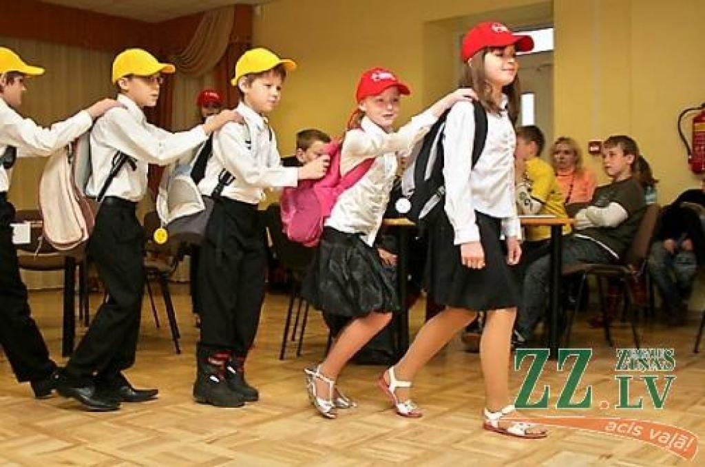 Konkursa «Esi drošs un zinošs» uzvarētāji no Ozolnieku vidusskolas komandas.
Autors: Agris Samcovs. 