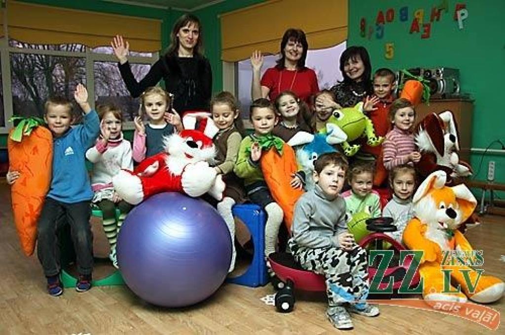 Bērnudārza «Pīlādzītis» audzinātāja Angelīna Paula (no kreisās), sporta pedagoģe Irina Smirnova un vadītāja Marina Stunža sestdien iesaistīs sportiskās aktivitātēs ne tikai savus audzināmos, bet arī citus Jelgavas mazuļus.
Autors: Krišjānis Grantiņš.