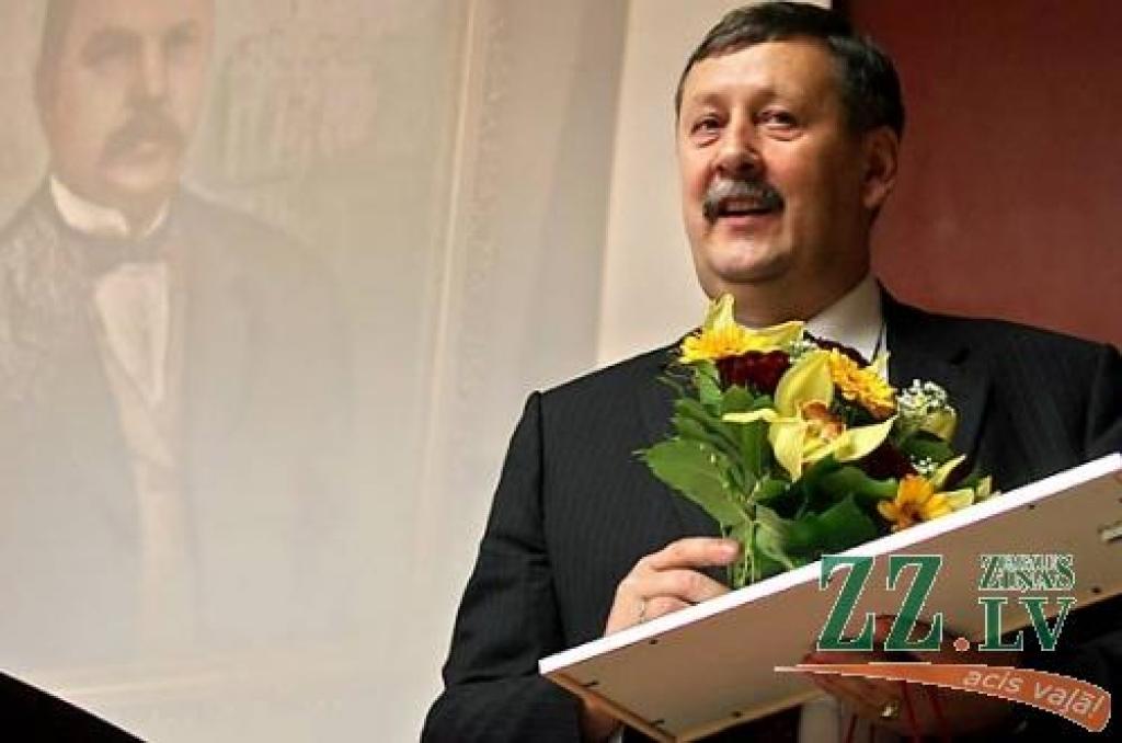 Par Jāņa Bisenieka gara mantinieku šogad atzīts Jelgavas Mašīnbūves rūpnīcas vadītājs Pēteris Bila.
Autors: Agris Samcovs.