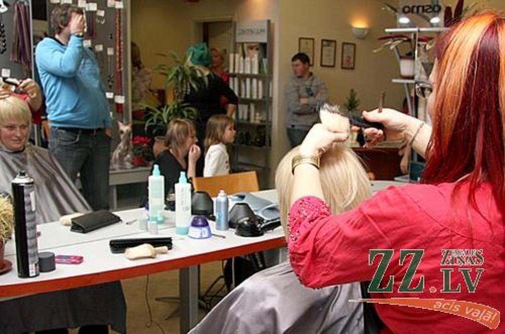 Vismaz lielākajai daļai klientu tā bija pirmā reize, kad frizūra tiek veidota naktī...
Autors: Krišjānis Grantiņš.