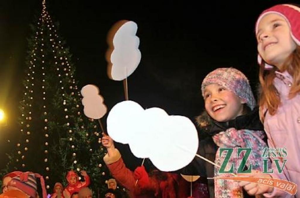 Īpaši par Lielās svētku egles iedegšanu priecājās jaunākie jelgavnieki, kuriem no šī pasākuma atmiņai saglabāsies arī papīra sniegavīriņi. 
Autors: Agris Samcovs.