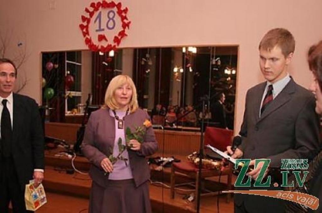 «Angļu klubu» (un tā vadītāju Larisu Maļinovsku) pilngadībā sveic angļu valodas skolotāji Diāna un Martins Svikas.
Autors: Agris Samcovs.