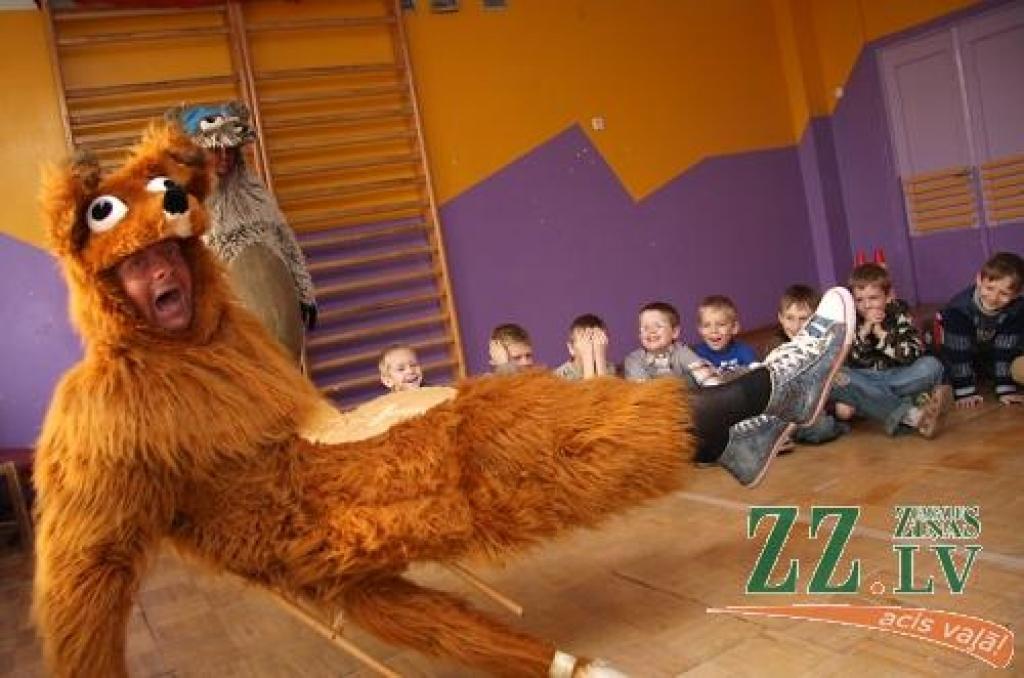 Lāčuks 4.vidusskolas pirmklasniekiem demonstrē, kā var beigties šūpošanās uz krēsla...
Autors: Krišjānis Grantiņš.