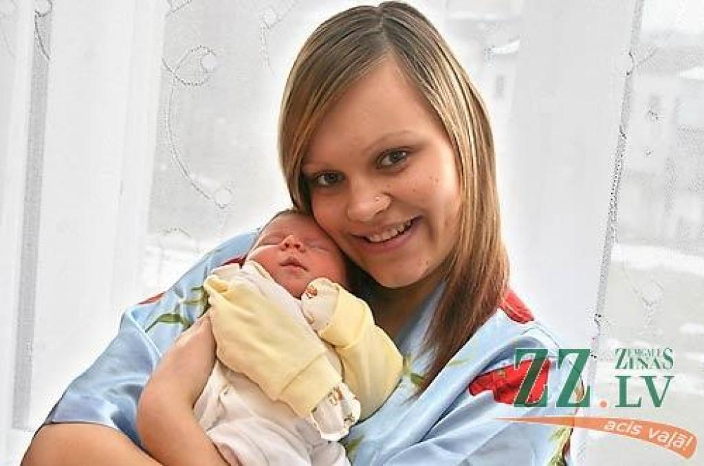 Vita Tarabanova ar meitiņu Karlīnu Kimberliju.
Autors: Agris Samcovs.