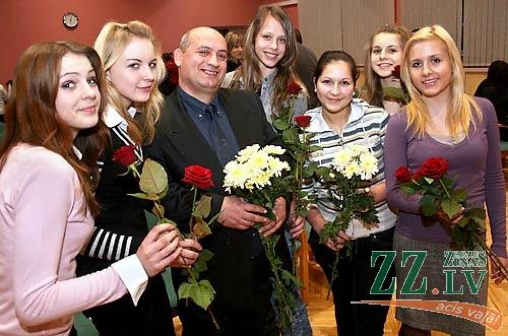 Jelgavas rajona Sporta centra futbola klubs «Kalnciems» trenera Tengiza Papaskiri vadībā pērn izcīnījis pirmo vietu Latvijas čempionātā. 
Autors: Agris Samcovs. 