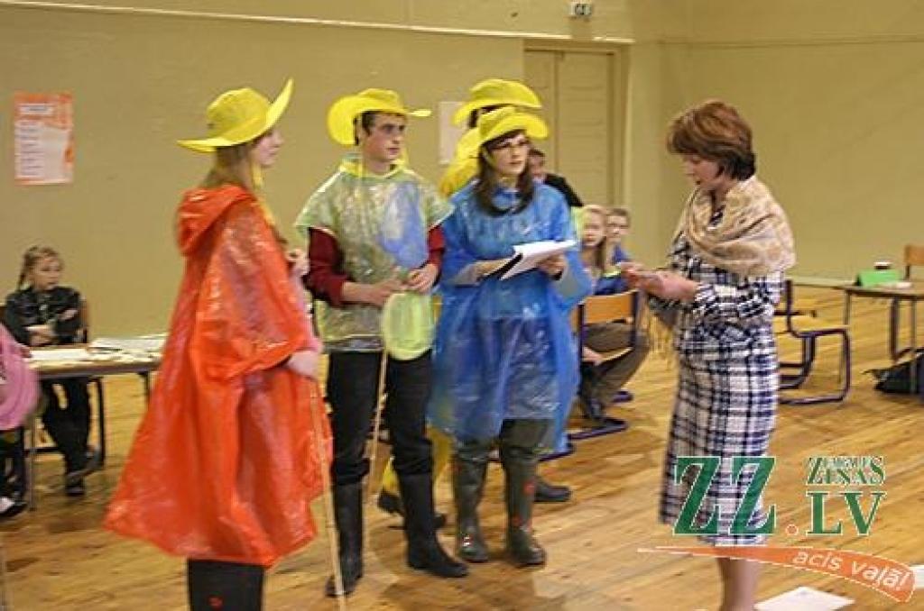 Kalnciema vidusskolas komandas uzdevumu risina viena no žūrijas loceklēm - Aizupes pamatskolas skolotāja Dace Hercberga. 
Autors: Andris Andersons.