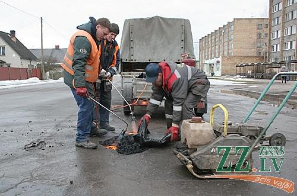 Šogad bedrīšu lāpīšanā «KULK» meistari ir nedaudz pamainījuši tehnoloģiju. Bedres vispirms tiek izkarsētas ar gāzes degļiem, un tikai pēc tam tajās iepilda karstu asfalta masu.
Autors: Andris Andersons.