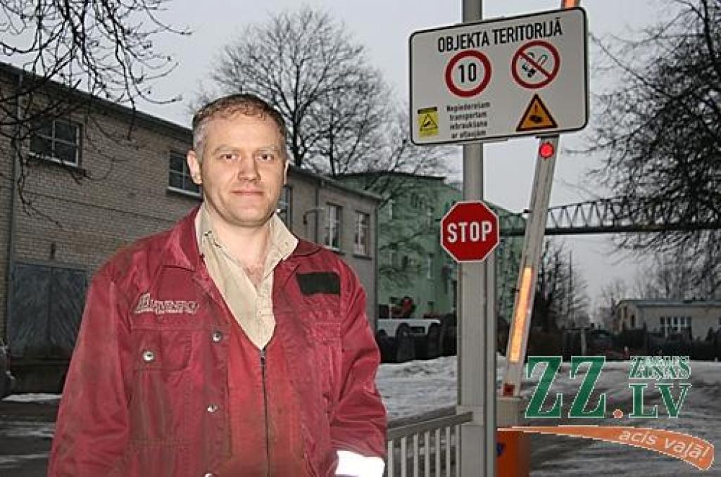 «Latvenergo» darbinieks Juris kādam pārgalvīgam bļitkotājam šonedēļ sagādāja otro dzimšanas dienu.
Autors: Inga Karlinska.