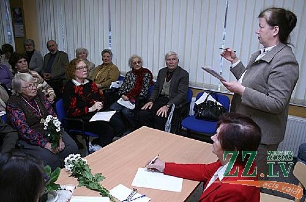 Aicinājums lietot tautas medicīnu - tas bija viens no sanākušajiem pensionāriem adresētajiem ieteikumiem, kas izskanēja ceturtdienas sapulcē.
Autors: Agris Samcovs.