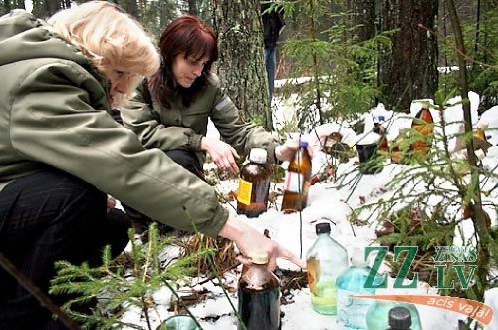 Jelgavas Reģionālās vides pārvaldes inspektores Zane Laiviņa (pa labi) un  Inese Daņiļeviča uzskata, ka pudeles ar bīstamām ķīmiskajām vielām uz mežu varētu būt atvestas no kāda uzņēmuma.
Autors: Agris Samcovs. 