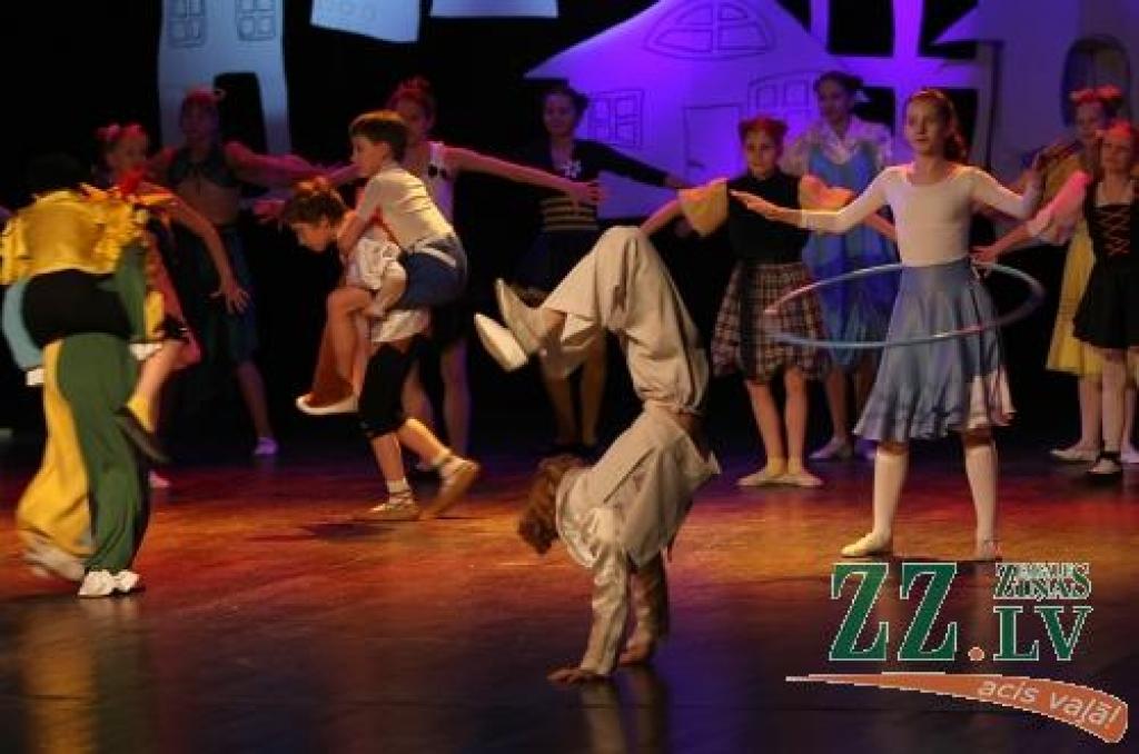 Koncerts «Mūsu mājā dejo tā» Jelgavas kultūras namā.
Autors: Krišjānis Grantiņš.