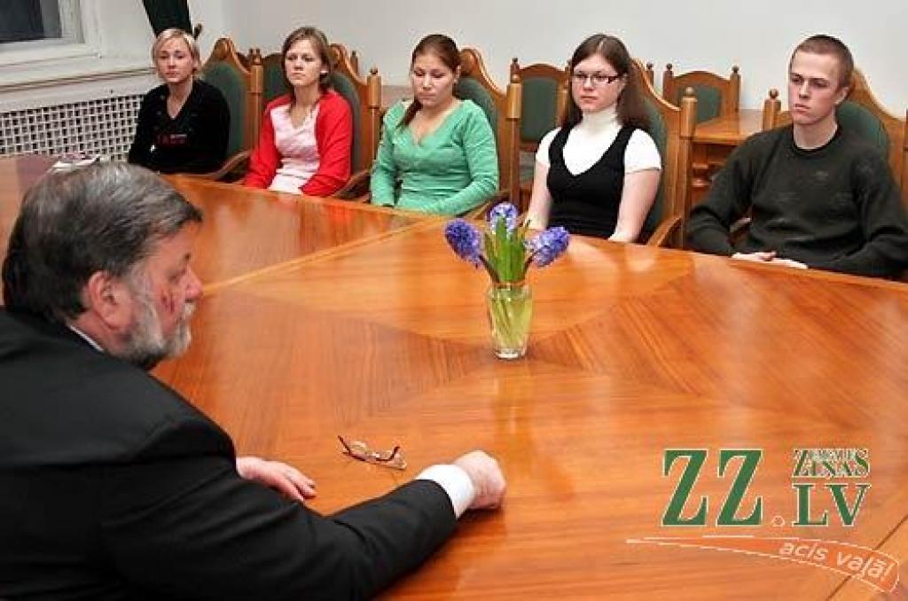 LLU rektors Juris Skujāns sarunā ar studentu partijas «Vox alumnus» pārstāvjiem.
Autors: Agris Samcovs.