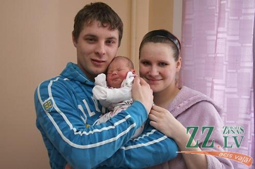 Karīna Ņebikova un Ritvars Dzirkalis ar dēlu Kristiānu.
Autors: Krišjānis Grantiņš.